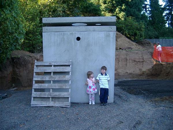 House 9.24.04 00015.JPG - Cute kids!  Big tank - 3,000 gallons